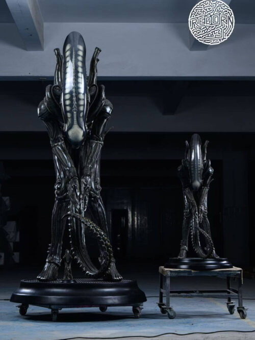 Bowing Alien - Detail View 6