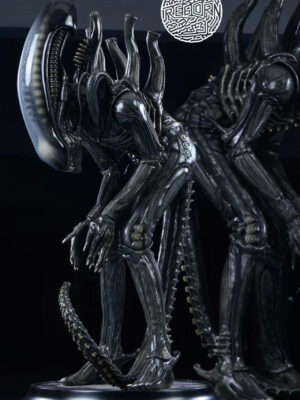 Bowing Alien - Collectible Figure Main View
