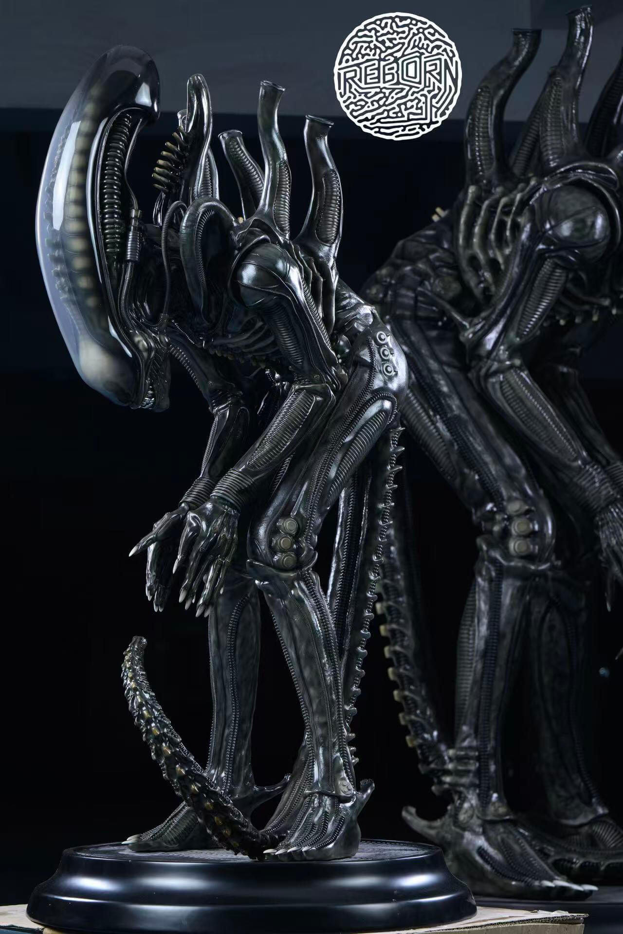 Bowing Alien - Featured Image Bowing Alien - Collectible Figure Main View