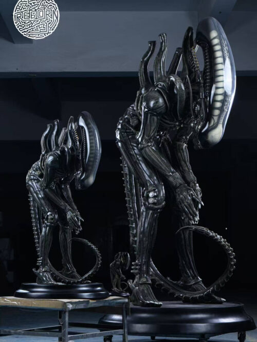 Bowing Alien - Detail View 3
