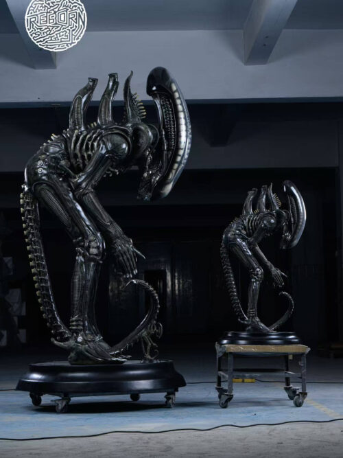 Bowing Alien - Detail View 4