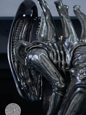 Bowing Alien - Detail View 1