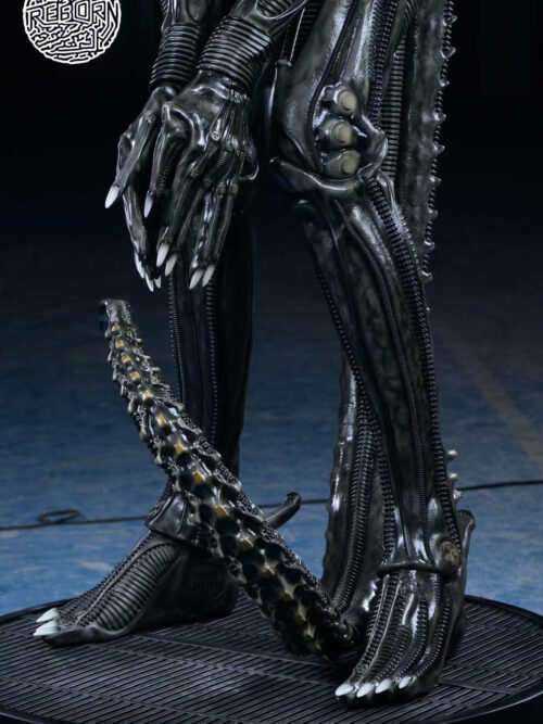 Bowing Alien - Detail View 2