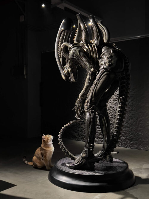 Bowing Alien - Detail View 8