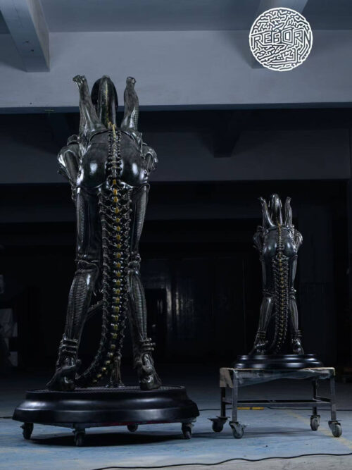 Bowing Alien - Detail View 7