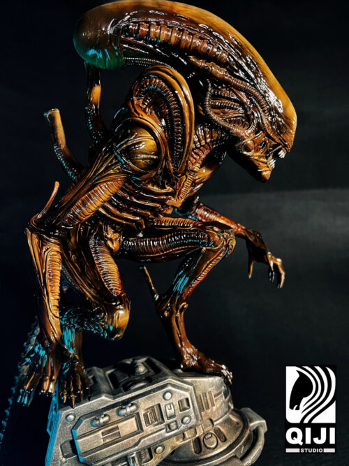 Crouching Xenomorph Alien - Detail View 1