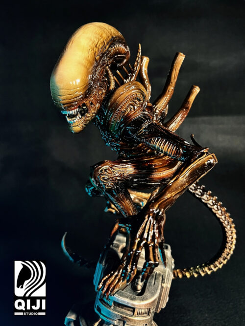 Crouching Xenomorph Alien - Collectible Figure Main View