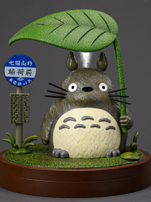 1jtxa49gs511rhxypzsf3azrk7e21hdx Rain Bus Stop Totoro - Collectible Figure Main View