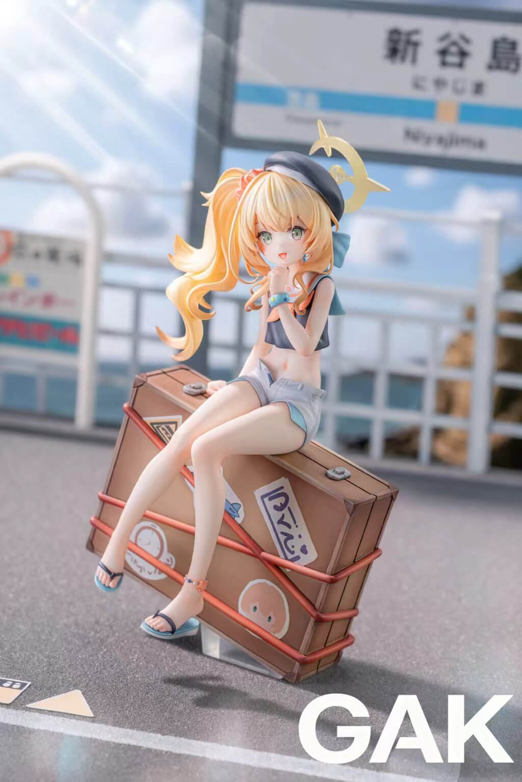 Smiling Professor Vacation Version - Featured Image Smiling Professor Vacation Version - Collectible Figure Main View