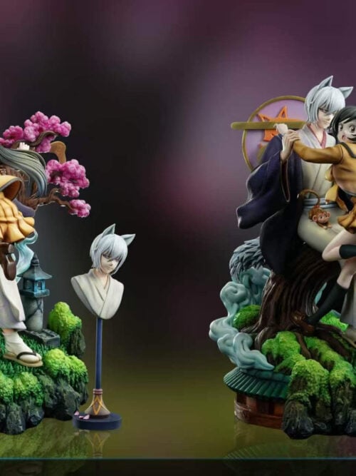 Side-by-side displays of Tomoe's long- and short-haired heads on the same diorama, each with the alternate head on a separate stand.