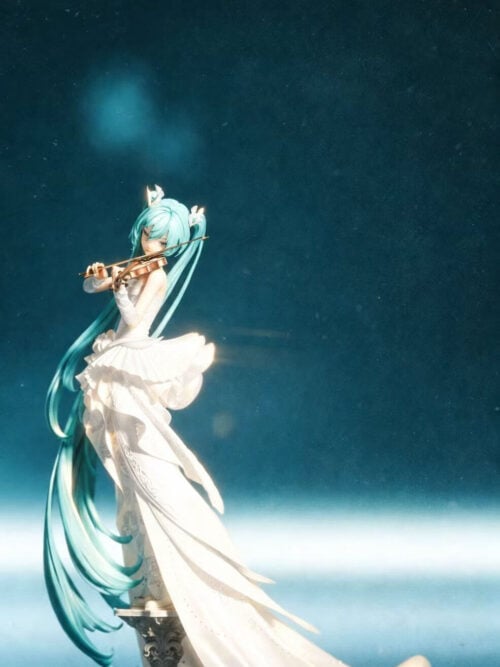 Hatsune Miku playing a violin in a white gown, with sweeping turquoise twin-tails, a long train and an ornate pedestal.