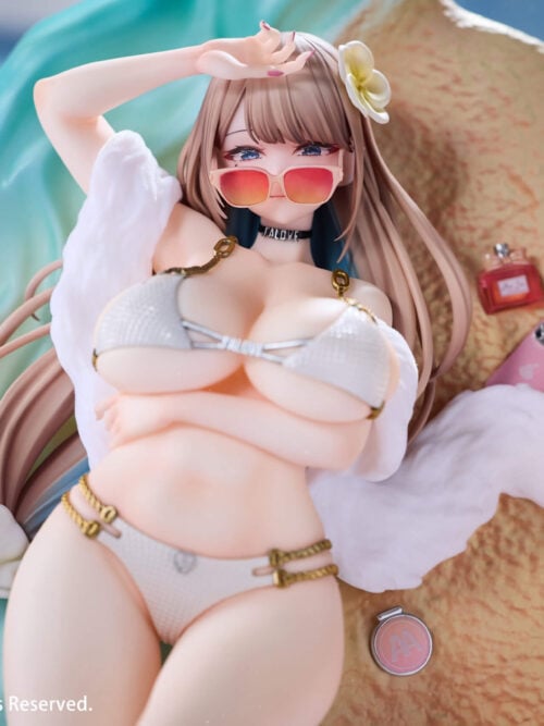 Upper-body close-up of Fuyuyama Asako showing gradient sunglasses, a flower hair ornament, and miniature items on the sandy backdrop.