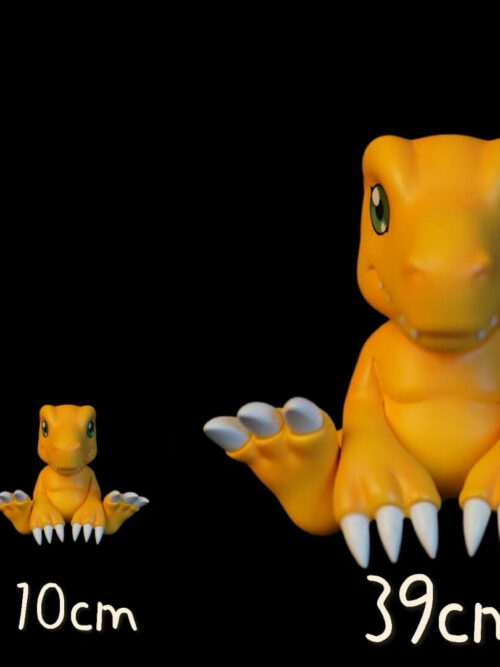 Agumon size comparison showing three seated figures labeled 4.5 cm, 10 cm and 39 cm against black.