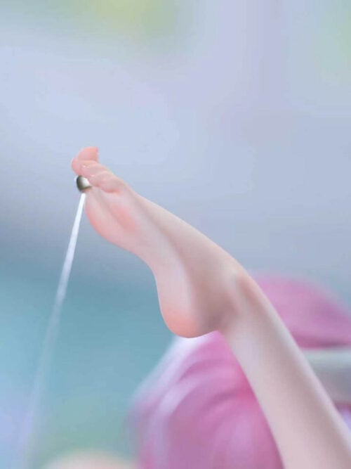 Close-up of the raised left foot on CiYuanZaoWu Studio's 1/4 scale Cyrene statue, showing the taut white bowstring attached to a gold-toned ring on her big toe.