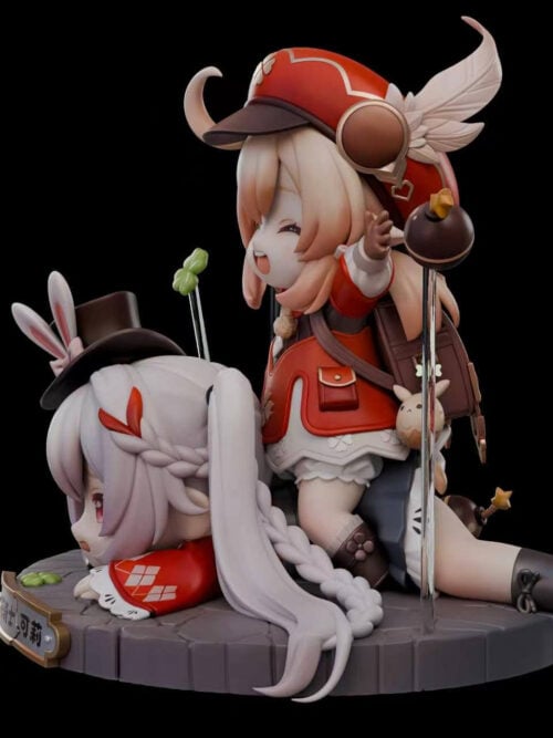 Side view of the XingYu Studio Klee and Sparxie chibi statue showing Klee seated on Sparxie's back with her brown backpack and Dodoco charm above the round paved base.