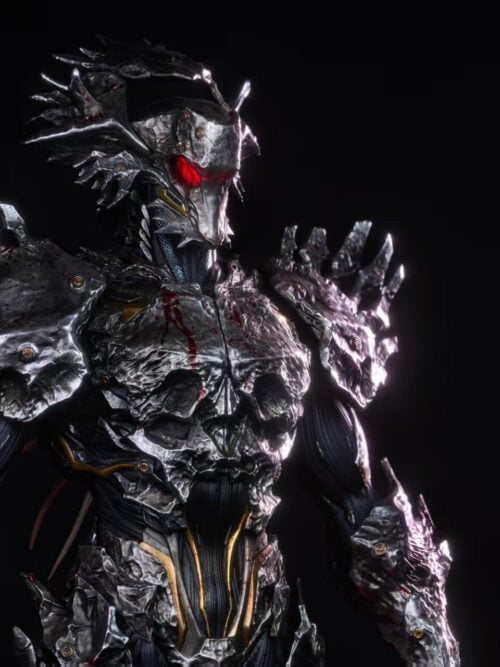 Close-up of Linyuanzhe's crested helmet, red eye area, skull-shaped chest armor and spiked shoulder plates.