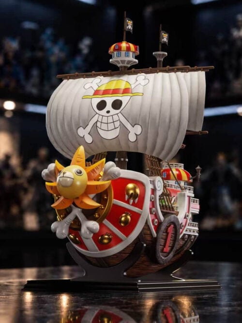 QiHang Studio Thousand Sunny in Original Color, showing the lion figurehead, white emblem sail and rectangular display stand.