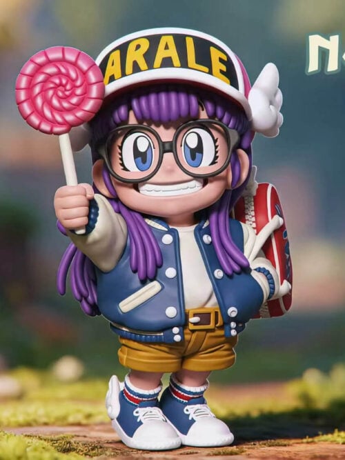 Arale holding a pink spiral lollipop against a scenic backdrop, with a pink poop accessory inset and No. 030 label.