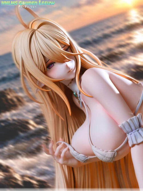 Close-up of Gouden Leeuw's face, blonde hair, green neck ornament and white bikini against a sunset ocean backdrop.