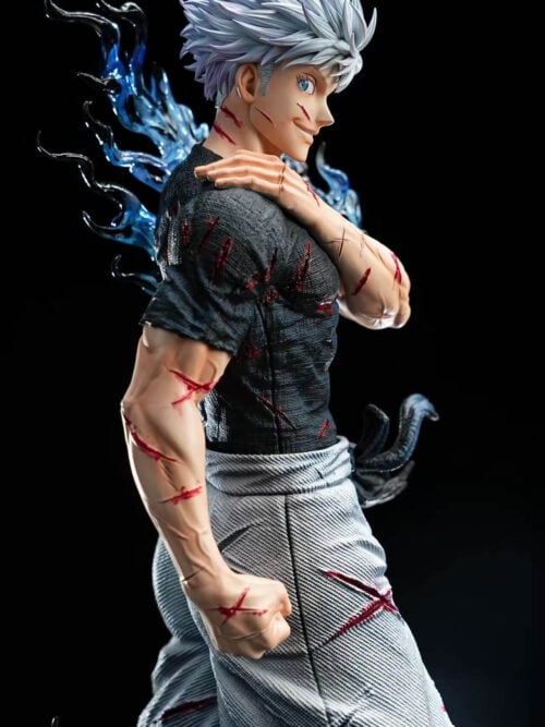 Close-up of Satoru Gojo's white hair, blue eye, slight smile and battle marks, with one hand resting on his shoulder.