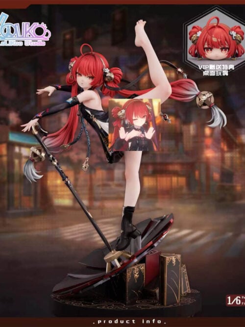 Studio render of the 1/6 Suoming figure in a one-foot stance with a raised leg, staff, and circular base. A central inset shows a red-haired character standee, and a hexagonal inset shows the VIP desktop doll.