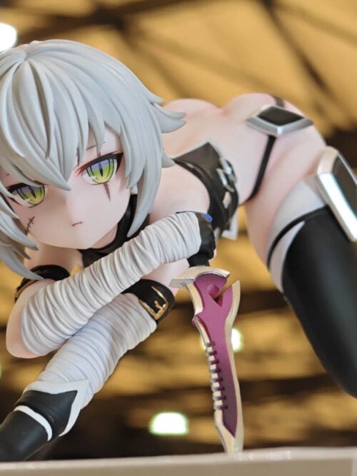 Front three-quarter view of MiLi Studio's 1/6 scale Jack the Ripper statue from Fate/Grand Order crouching low with her gloved right hand braced flat, bandaged forearms, stitched facial scars, and a downward-pointed serrated dagger in her left hand.